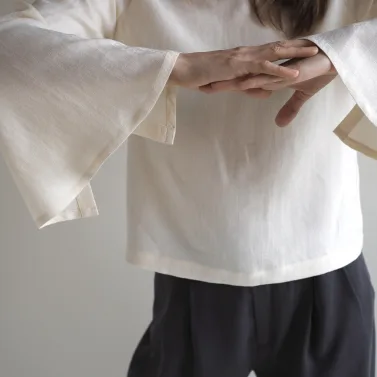 Kremowa bluzka z oryginalnymi rękawami