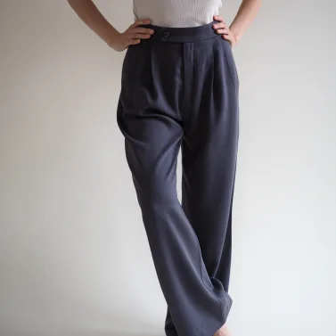 Zdjęcie modelki w dlugich, luźnych spodniach mezcal wykonanych z szarego materiału Tencel™ Lyocell.